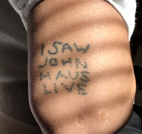 VI A JOHN MAUS EN VIVO