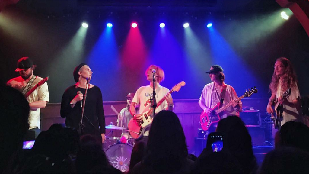 „Old Joy“ kommt mit neuem Sound in die DIY-Szene