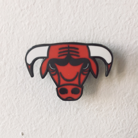 Pin de esmalte de toro triste